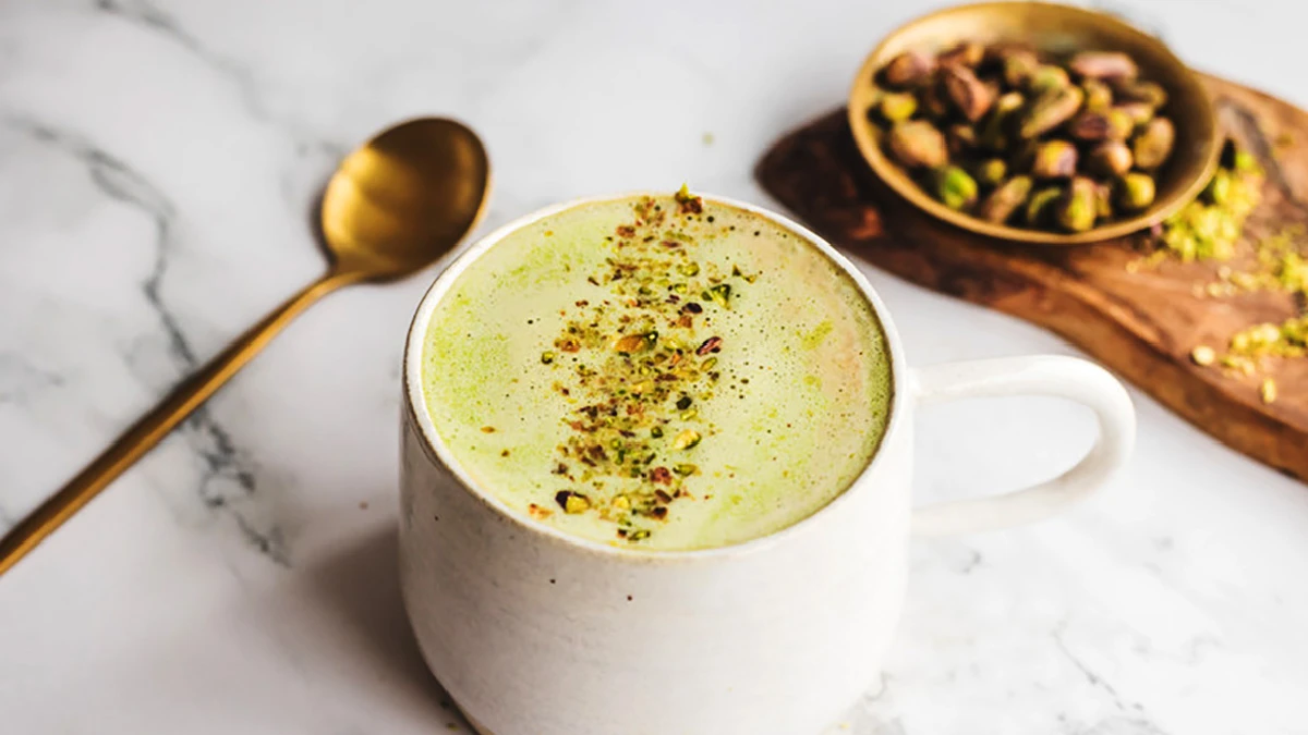 طرز تهیه شیر پسته گرم خانگی